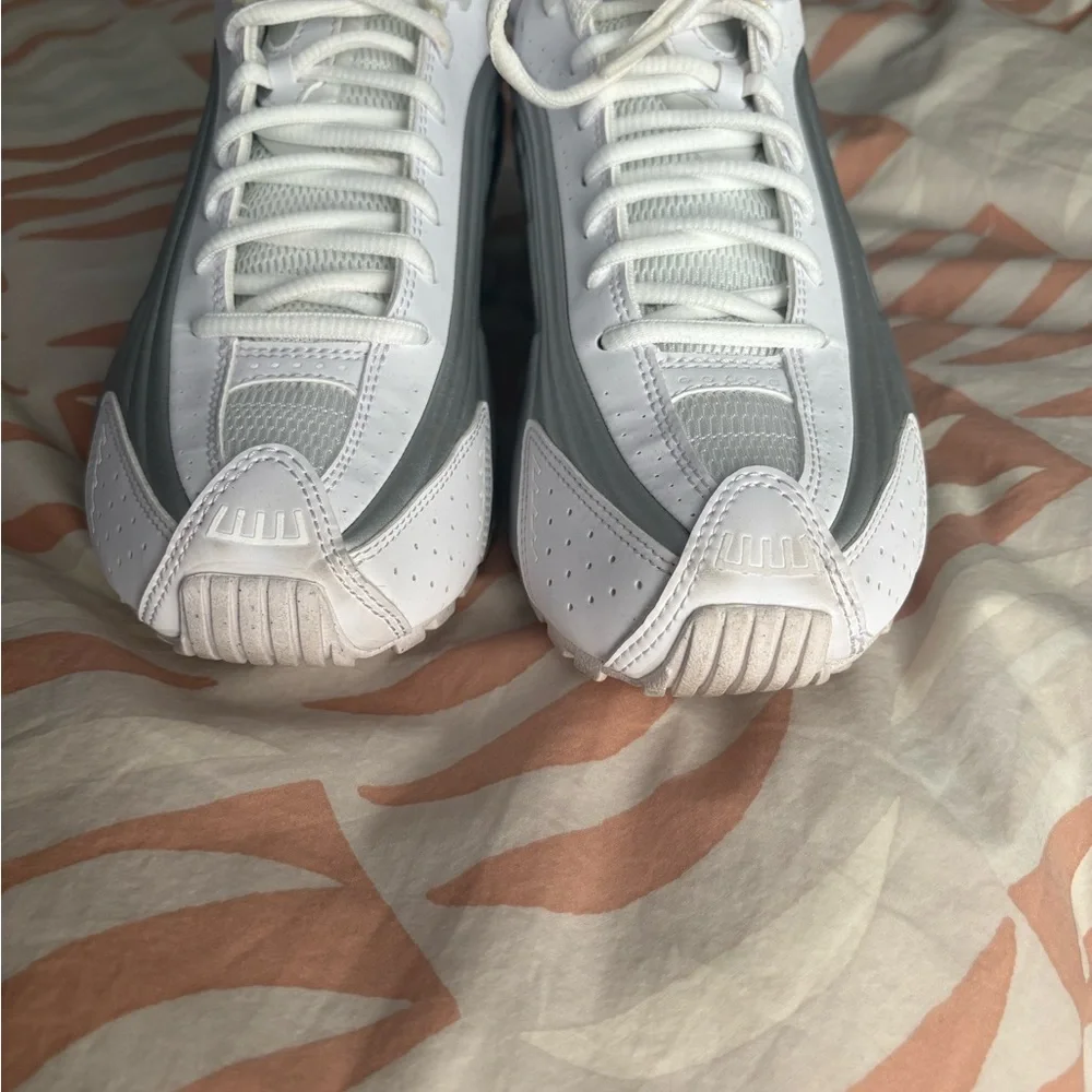 Nike White and Silver Women's Running Sneakers SHOX R4 - Picture 2 of 4